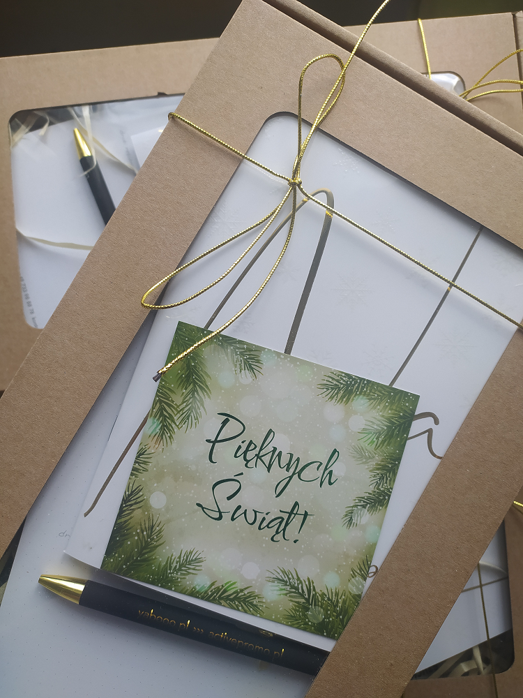 images/Realizacje/prezenty_swiateczne_zestawy_prezentowe_firmowe_z_logo_siechnice_wroclaw_olawa_activepromo_yabooo_canva.png#joomlaImage://local-images/Realizacje/prezenty_swiateczne_zestawy_prezentowe_firmowe_z_logo_siechnice_wroclaw_olawa_activepromo_yabooo_canva.png?width=750&height=1000